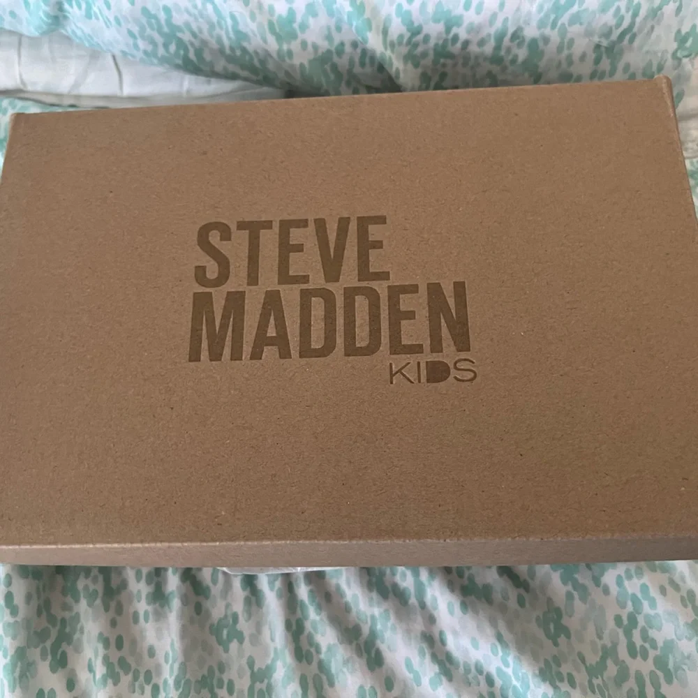 NWB Steve Madden kids water shoes SIZE XL